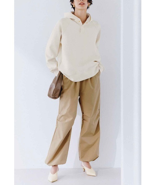 IEDIT(イディット)の「IEDIT 小森美穂子さんコラボ 大人パラシュートパンツ〈ベージュ〉(その他パンツ・レディース・ベージュ・MEDIUM/LARGE/X-LARGE/XX-LARGE)」の2枚目の写真