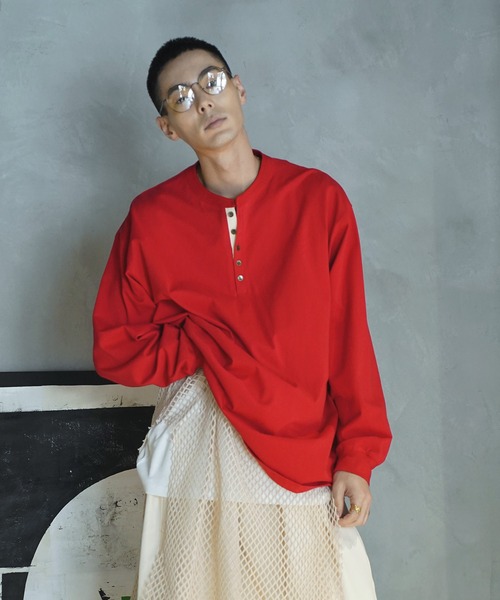 Aphlotus（アプロタス）の「ヘムラウンド ヘンリーネック LS カットソー（Tシャツ/カットソー・メンズ・スミクロ/グレイッシュベージュ/レッド・MEDIUM/SMALL/LARGE）」の3枚目の写真