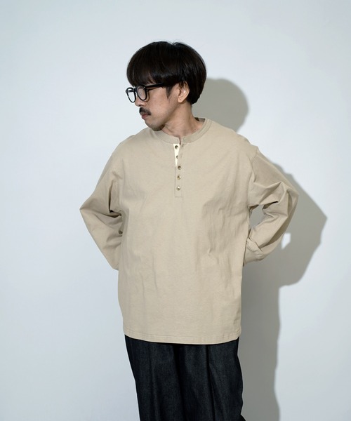 Aphlotus（アプロタス）の「ヘムラウンド ヘンリーネック LS カットソー（Tシャツ/カットソー・メンズ・スミクロ/グレイッシュベージュ/レッド・MEDIUM/SMALL/LARGE）」の4枚目の写真