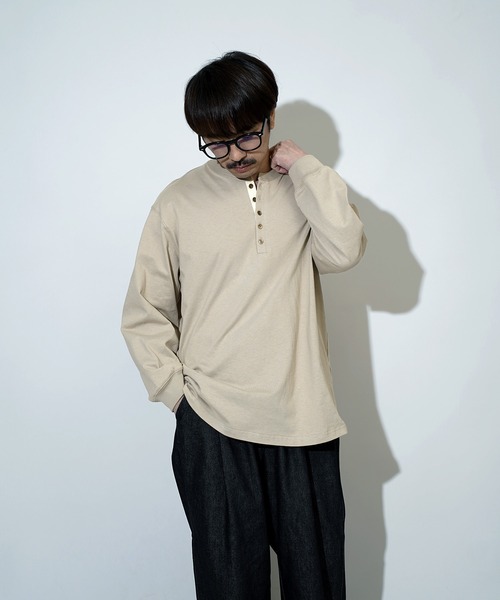 Aphlotus（アプロタス）の「ヘムラウンド ヘンリーネック LS カットソー（Tシャツ/カットソー・メンズ・スミクロ/グレイッシュベージュ/レッド・MEDIUM/SMALL/LARGE）」の5枚目の写真