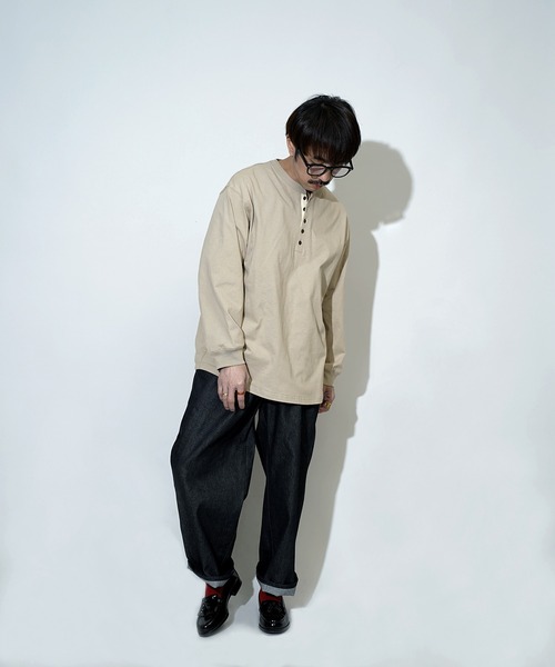 Aphlotus（アプロタス）の「ヘムラウンド ヘンリーネック LS カットソー（Tシャツ/カットソー・メンズ・スミクロ/グレイッシュベージュ/レッド・MEDIUM/SMALL/LARGE）」の6枚目の写真