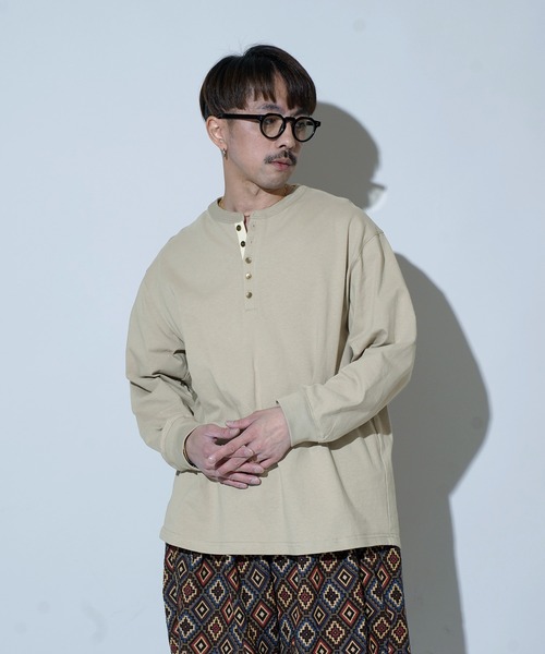 Aphlotus（アプロタス）の「ヘムラウンド ヘンリーネック LS カットソー（Tシャツ/カットソー・メンズ・スミクロ/グレイッシュベージュ/レッド・MEDIUM/SMALL/LARGE）」の7枚目の写真