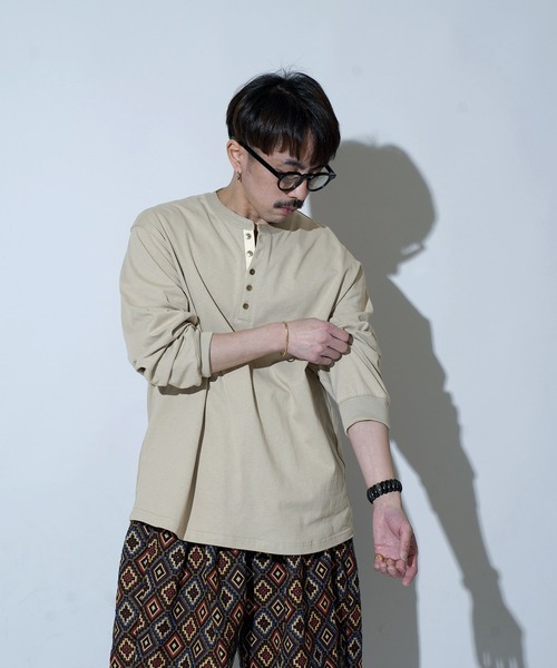 Aphlotus（アプロタス）の「ヘムラウンド ヘンリーネック LS カットソー（Tシャツ/カットソー・メンズ・スミクロ/グレイッシュベージュ/レッド・MEDIUM/SMALL/LARGE）」の8枚目の写真