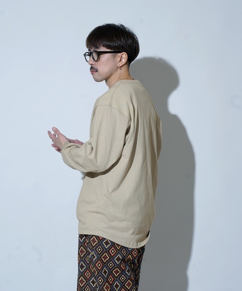 Aphlotus（アプロタス）の「ヘムラウンド ヘンリーネック LS カットソー（Tシャツ/カットソー・メンズ・スミクロ/グレイッシュベージュ/レッド・MEDIUM/SMALL/LARGE）」の9枚目の写真