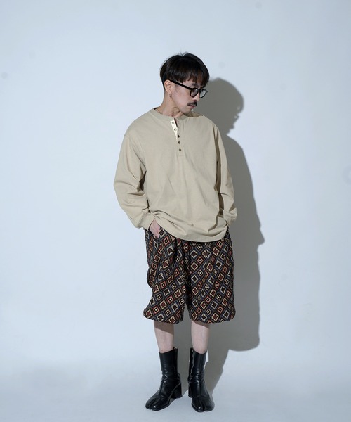 Aphlotus（アプロタス）の「ヘムラウンド ヘンリーネック LS カットソー（Tシャツ/カットソー・メンズ・スミクロ/グレイッシュベージュ/レッド・MEDIUM/SMALL/LARGE）」の10枚目の写真