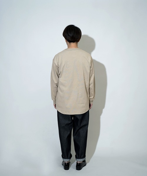 Aphlotus（アプロタス）の「ヘムラウンド ヘンリーネック LS カットソー（Tシャツ/カットソー・メンズ・スミクロ/グレイッシュベージュ/レッド・MEDIUM/SMALL/LARGE）」の13枚目の写真