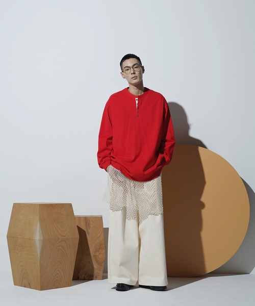 Aphlotus（アプロタス）の「ヘムラウンド ヘンリーネック LS カットソー（Tシャツ/カットソー・メンズ・スミクロ/グレイッシュベージュ/レッド・MEDIUM/SMALL/LARGE）」の18枚目の写真