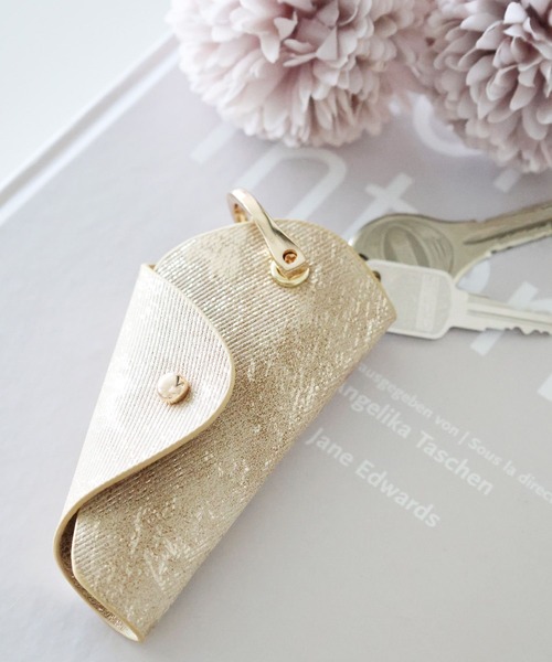 LAKOLE(ラコレ)の「コンパクトキーケース / 282445(キーケース/キーアクセサリー・レディース・ベージュ/チャコール・FREE)」の2枚目の写真