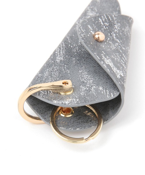 LAKOLE(ラコレ)の「コンパクトキーケース / 282445(キーケース/キーアクセサリー・レディース・ベージュ/チャコール・FREE)」の4枚目の写真