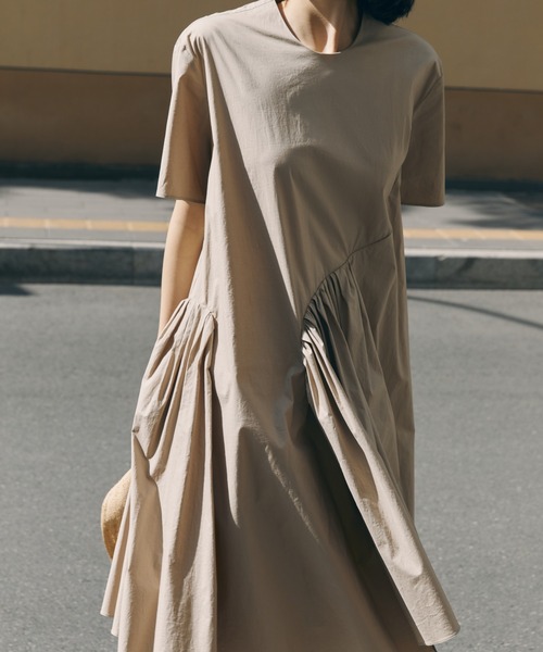 JNBY（ジェーエヌビーワイ）の「Breezy Gathered Dress / ギャザードレスワンピース（ドレス・レディース・ブラック/ベージュ・34/36/38）」の2枚目の写真