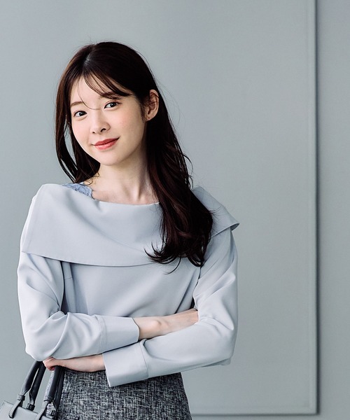 12Twelve Agenda(トゥエルブ アジェンダ)の「肩レースオフショル風ブラウス(シャツ/ブラウス・レディース・サックスブルー/オフホワイト/ブラック・M)」の3枚目の写真