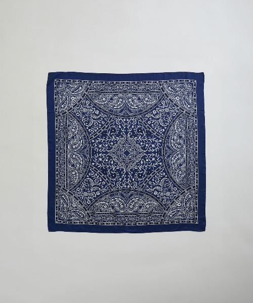 THE SHINZONE(ザ シンゾーン)の「THE SHINZONE BANDANA PRINTED SILK SCARF 25SMSIT03(バンダナ/スカーフ・レディース・バーガンディー/ネイビー・FREE)」の2枚目の写真
