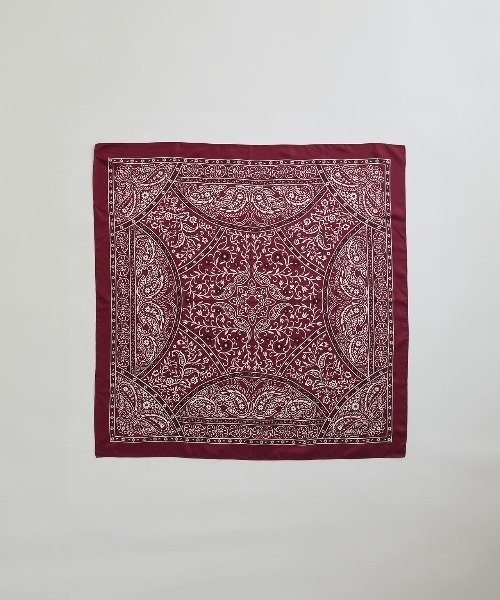 THE SHINZONE(ザ シンゾーン)の「THE SHINZONE BANDANA PRINTED SILK SCARF 25SMSIT03(バンダナ/スカーフ・レディース・バーガンディー/ネイビー・FREE)」の3枚目の写真