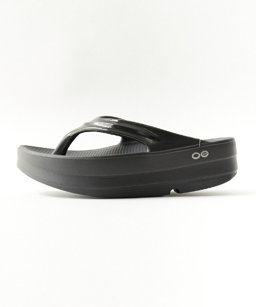 OOFOS/ウーフォス] OOmega 厚底リカバリーサンダル（サンダル