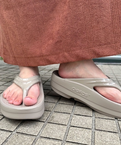 OOFOS/ウーフォス] OOmega 厚底リカバリーサンダル（サンダル