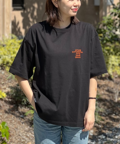 CHUMS(チャムス)の「【CHUMS】 Space Booby Spacesuit T-Shirt スペースブービースペースシャツティーシャツ(Tシャツ/カットソー・メンズ・グレー/ブルー/ブラック/ホワイト・LARGE/X-LARGE/MEDIUM)」の2枚目の写真