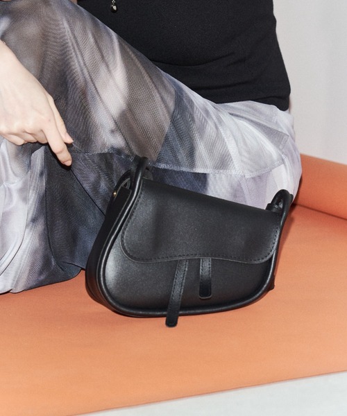 Solace（ソレイス）の「ウェーブフラップミニショルダーバッグ（ショルダーバッグ・レディース・ブラック/ホワイト・FREE）」の2枚目の写真