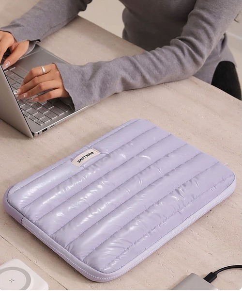 ammy.(エイミードット)の「【 ammy. / エイミードット 】 ソフトキルティング タブレットケース / PCケース 14インチ(PC・タブレットケース・レディース・パープル/ピンク/ブラック/シルバー/シルバー系・FREE)」の8枚目の写真