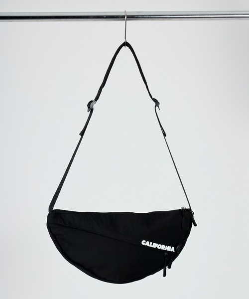 MEI(メイ)の「【MEI / メイ 】ボディバッグ ウエストポーチ ショルダー BOTTOM LINE SHOULDER(ショルダーバッグ・メンズ・ベージュ/ブラック/ライトグレー・FREE)」の4枚目の写真