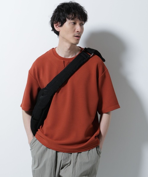 NANO universe(ナノユニバース)の「フェイクレイヤードキーネックTシャツ 半袖(Tシャツ/カットソー・メンズ・オレンジ/ネイビー/グレー系その他4・M/L)」の3枚目の写真