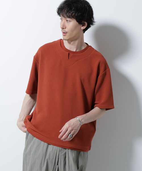 NANO universe(ナノユニバース)の「フェイクレイヤードキーネックTシャツ 半袖(Tシャツ/カットソー・メンズ・オレンジ/ネイビー/グレー系その他4・M/L)」の9枚目の写真
