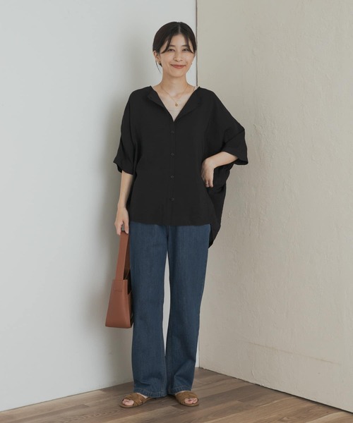 URBAN RESEARCH DOORS(アーバンリサーチドアーズ)の「バックシャーリングドルマンブラウス(シャツ/ブラウス・レディース・ブラック/カーキ・MEDIUM)」の4枚目の写真