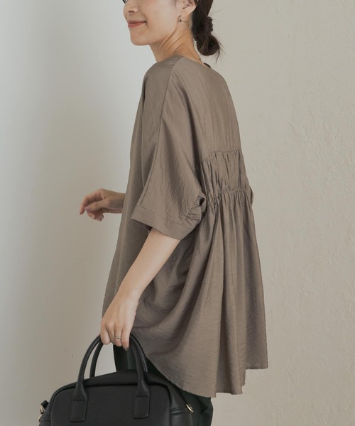 URBAN RESEARCH DOORS(アーバンリサーチドアーズ)の「バックシャーリングドルマンブラウス(シャツ/ブラウス・レディース・ブラック/カーキ・MEDIUM)」の9枚目の写真