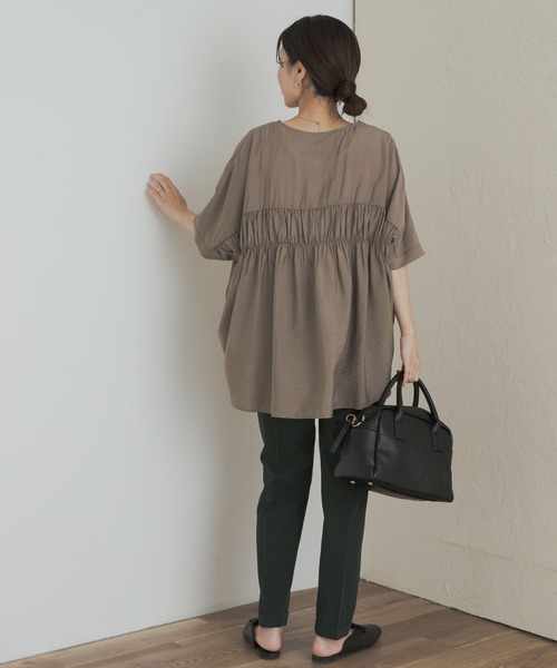 URBAN RESEARCH DOORS(アーバンリサーチドアーズ)の「バックシャーリングドルマンブラウス(シャツ/ブラウス・レディース・ブラック/カーキ・MEDIUM)」の12枚目の写真