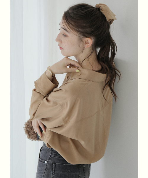 La TOTALITE（ラトータリテ）の「【洗える】シュシュSETピーチサテン起毛シャツ（シャツ/ブラウス・レディース・ブラウン/キャメル/バーガンディー・FREE）」の2枚目の写真