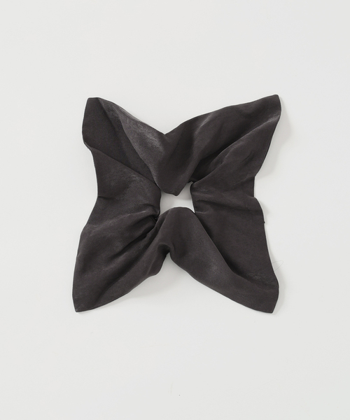 La TOTALITE（ラトータリテ）の「【洗える】シュシュSETピーチサテン起毛シャツ（シャツ/ブラウス・レディース・ブラウン/キャメル/バーガンディー・FREE）」の4枚目の写真