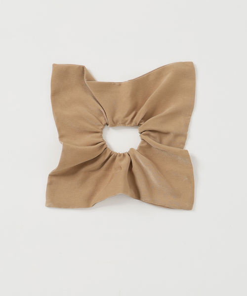 La TOTALITE（ラトータリテ）の「【洗える】シュシュSETピーチサテン起毛シャツ（シャツ/ブラウス・レディース・ブラウン/キャメル/バーガンディー・FREE）」の5枚目の写真