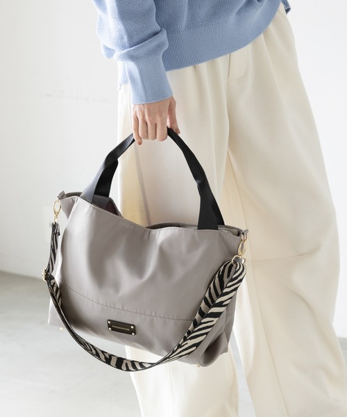 Elura(エルーラ)の「撥水ベルト2WAYトート/579691(トートバッグ・レディース・ブラック/ベージュ/クリーム/キャメル/カーキ/グレー・FREE)」の2枚目の写真