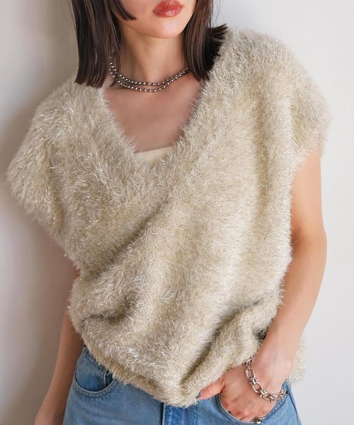 AKTE(アクテ)の「Vネックラメシャギーニットベスト(ベスト・レディース・ベージュ系/グレー系・FREE)」の2枚目の写真