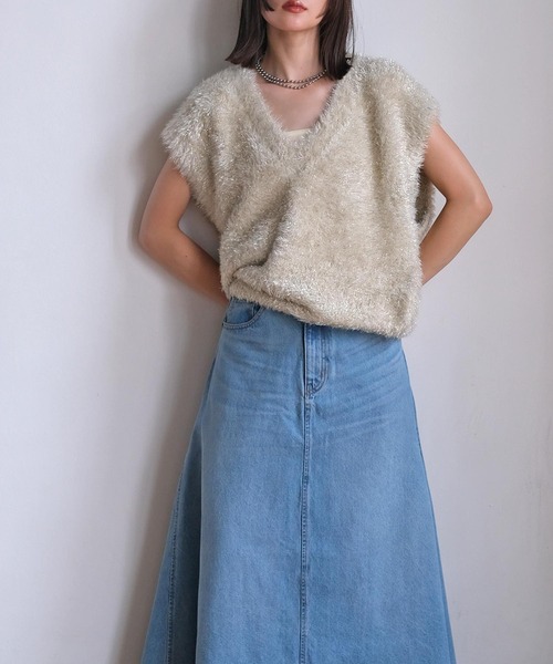 AKTE(アクテ)の「Vネックラメシャギーニットベスト(ベスト・レディース・ベージュ系/グレー系・FREE)」の3枚目の写真