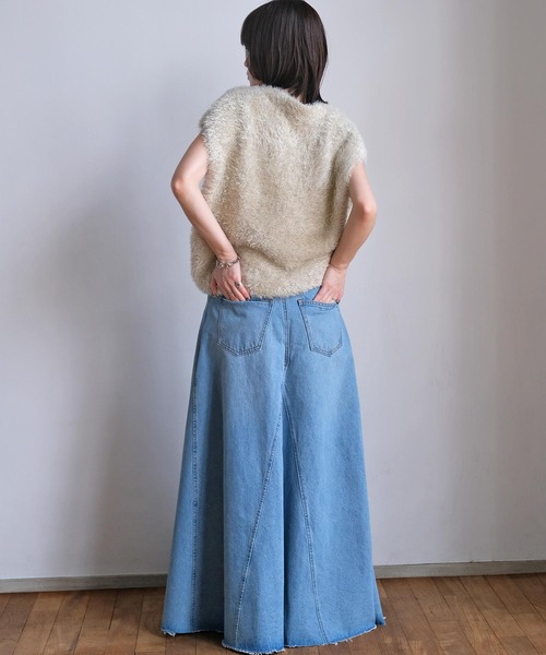 AKTE(アクテ)の「Vネックラメシャギーニットベスト(ベスト・レディース・ベージュ系/グレー系・FREE)」の7枚目の写真