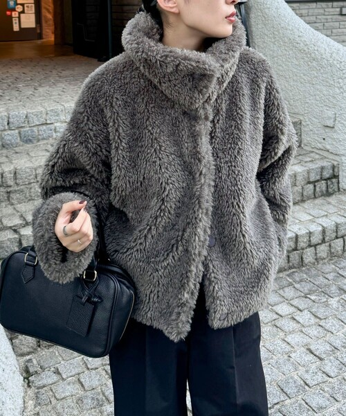 fredy emue(フレディエミュ)の「フェイクファーコート(ムートンコート・レディース・ベージュ/アイボリー/チャコールグレー・38)」の3枚目の写真