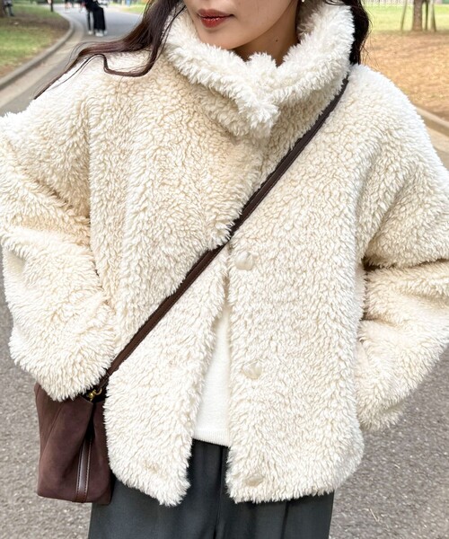 fredy emue(フレディエミュ)の「フェイクファーコート(ムートンコート・レディース・ベージュ/アイボリー/チャコールグレー・38)」の2枚目の写真