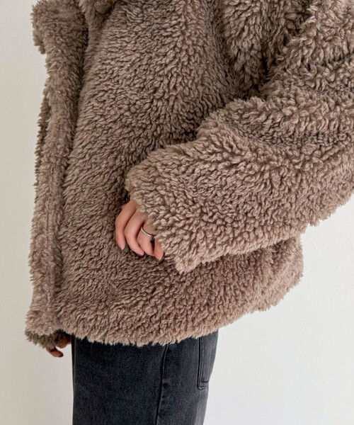 fredy emue(フレディエミュ)の「フェイクファーコート(ムートンコート・レディース・ベージュ/アイボリー/チャコールグレー・38)」の4枚目の写真