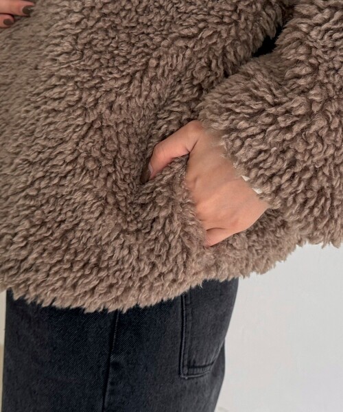 fredy emue(フレディエミュ)の「フェイクファーコート(ムートンコート・レディース・ベージュ/アイボリー/チャコールグレー・38)」の5枚目の写真