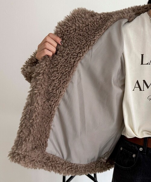 fredy emue(フレディエミュ)の「フェイクファーコート(ムートンコート・レディース・ベージュ/アイボリー/チャコールグレー・38)」の7枚目の写真