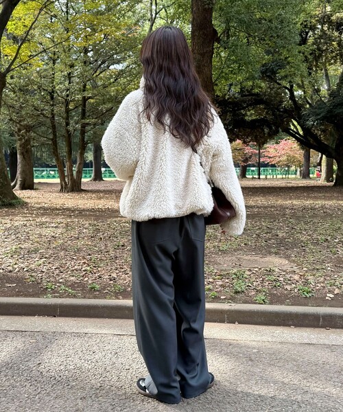 fredy emue(フレディエミュ)の「フェイクファーコート(ムートンコート・レディース・ベージュ/アイボリー/チャコールグレー・38)」の13枚目の写真