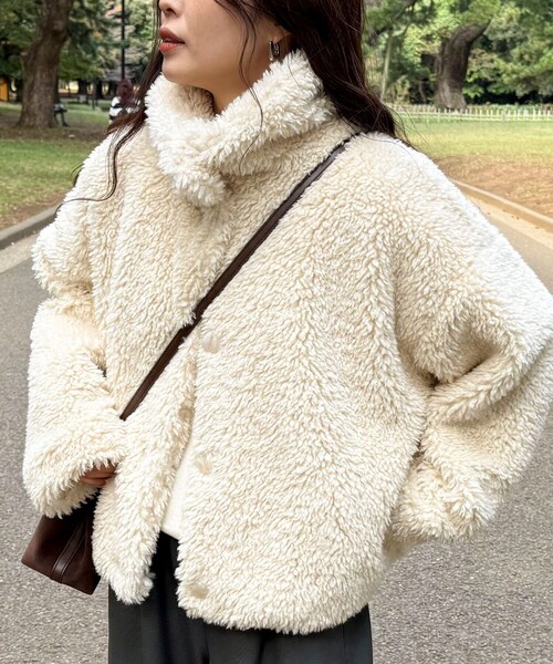 fredy emue(フレディエミュ)の「フェイクファーコート(ムートンコート・レディース・ベージュ/アイボリー/チャコールグレー・38)」の14枚目の写真