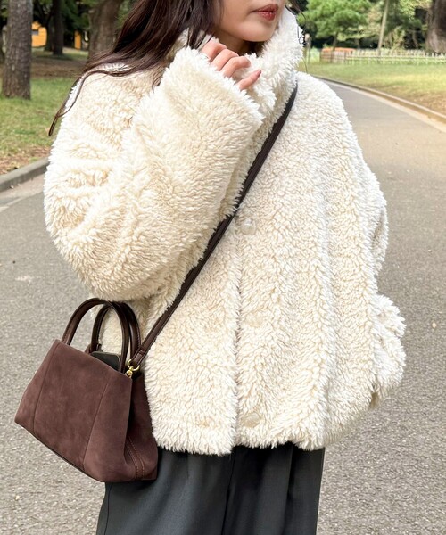 fredy emue(フレディエミュ)の「フェイクファーコート(ムートンコート・レディース・ベージュ/アイボリー/チャコールグレー・38)」の16枚目の写真