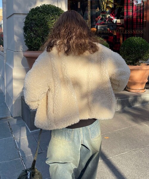 fredy emue(フレディエミュ)の「フェイクファーコート(ムートンコート・レディース・ベージュ/アイボリー/チャコールグレー・38)」の22枚目の写真