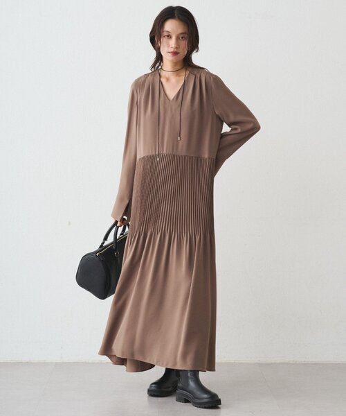 LOUNGEDRESS（ラウンジドレス）の「プリーツVワンピース（ワンピース