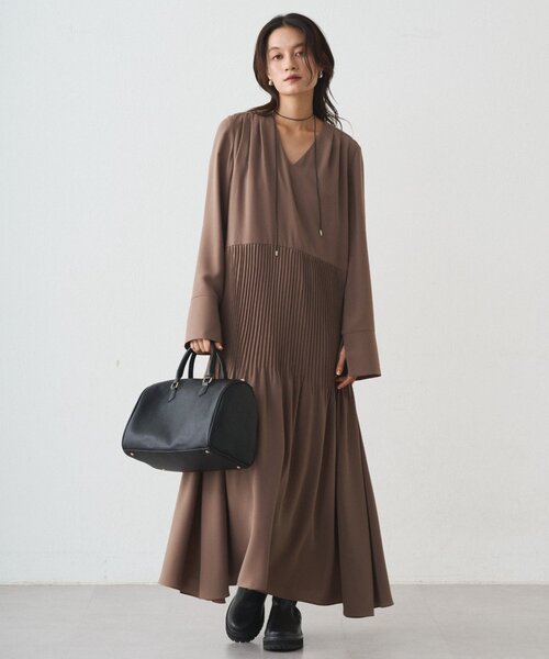 LOUNGEDRESS（ラウンジドレス）の「プリーツVワンピース（ワンピース