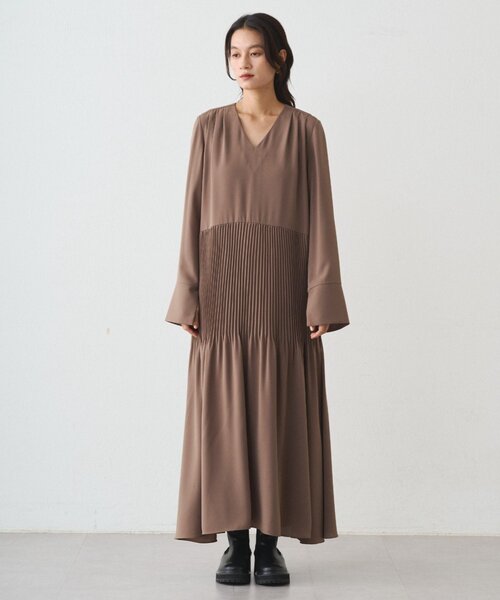 ラウンジドレス) プリーツVワンピース　ロングドレス　今季　今期 LOUNGEDRESS（ラウンジドレス）の「プリーツVワンピース（ワンピース