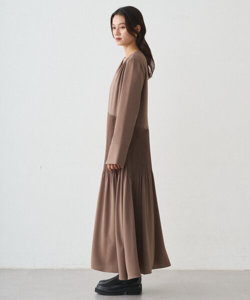 ラウンジドレス) プリーツVワンピース　ロングドレス　今季　今期 LOUNGEDRESS（ラウンジドレス）の「プリーツVワンピース（ワンピース