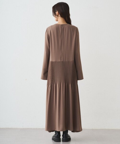 ラウンジドレス) プリーツVワンピース　ロングドレス　今季　今期 LOUNGEDRESS（ラウンジドレス）の「プリーツVワンピース（ワンピース