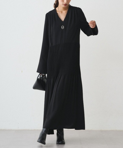 ラウンジドレス) プリーツVワンピース　ロングドレス　今季　今期 LOUNGEDRESS（ラウンジドレス）の「プリーツVワンピース（ワンピース